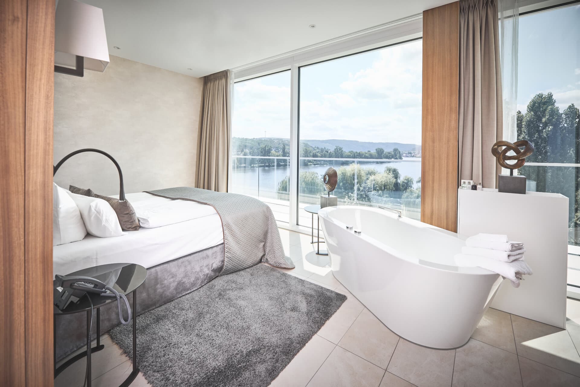Ausblick auf Mosel vom Hotelzimmer mit Bett und Badewanne