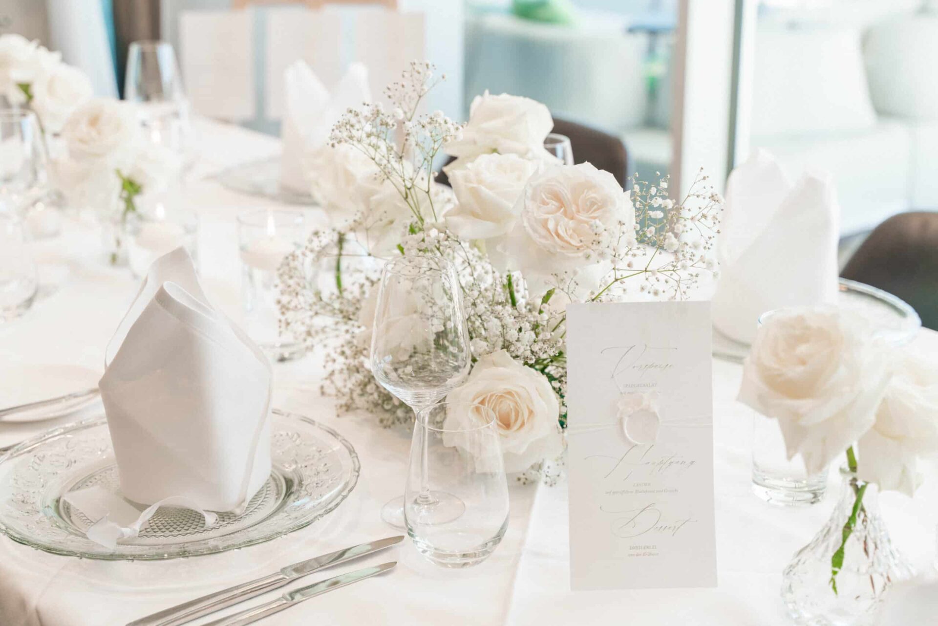 Elegant gedeckter Tisch für Hochzeit