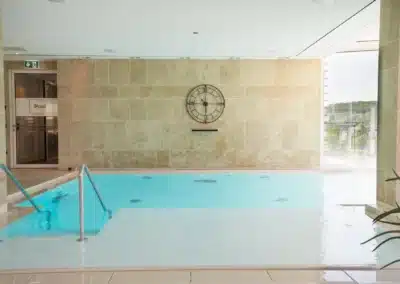 Moderner Innenpool im Wellnessbereich des FÄHRHAUS Hotels mit hellem Spa-Ambiente