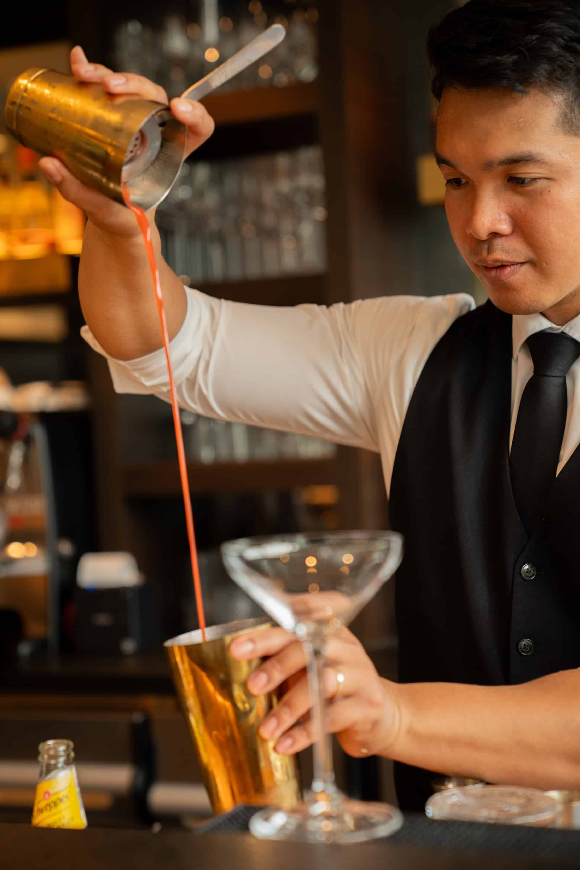 Professionelle Cocktailzubereitung an der Bar