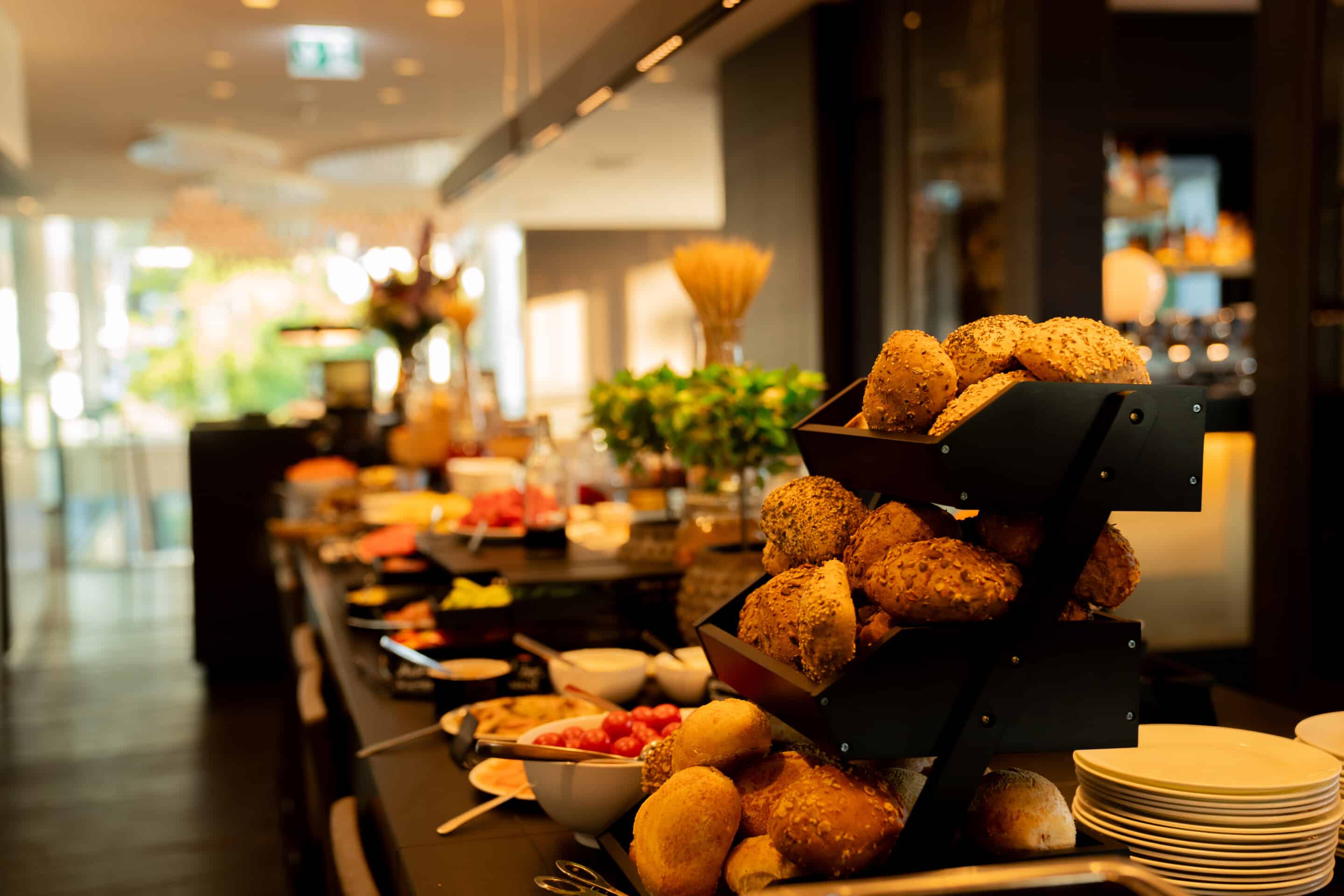 Brot- und Brötchenauswahl am Frühstücksbuffet