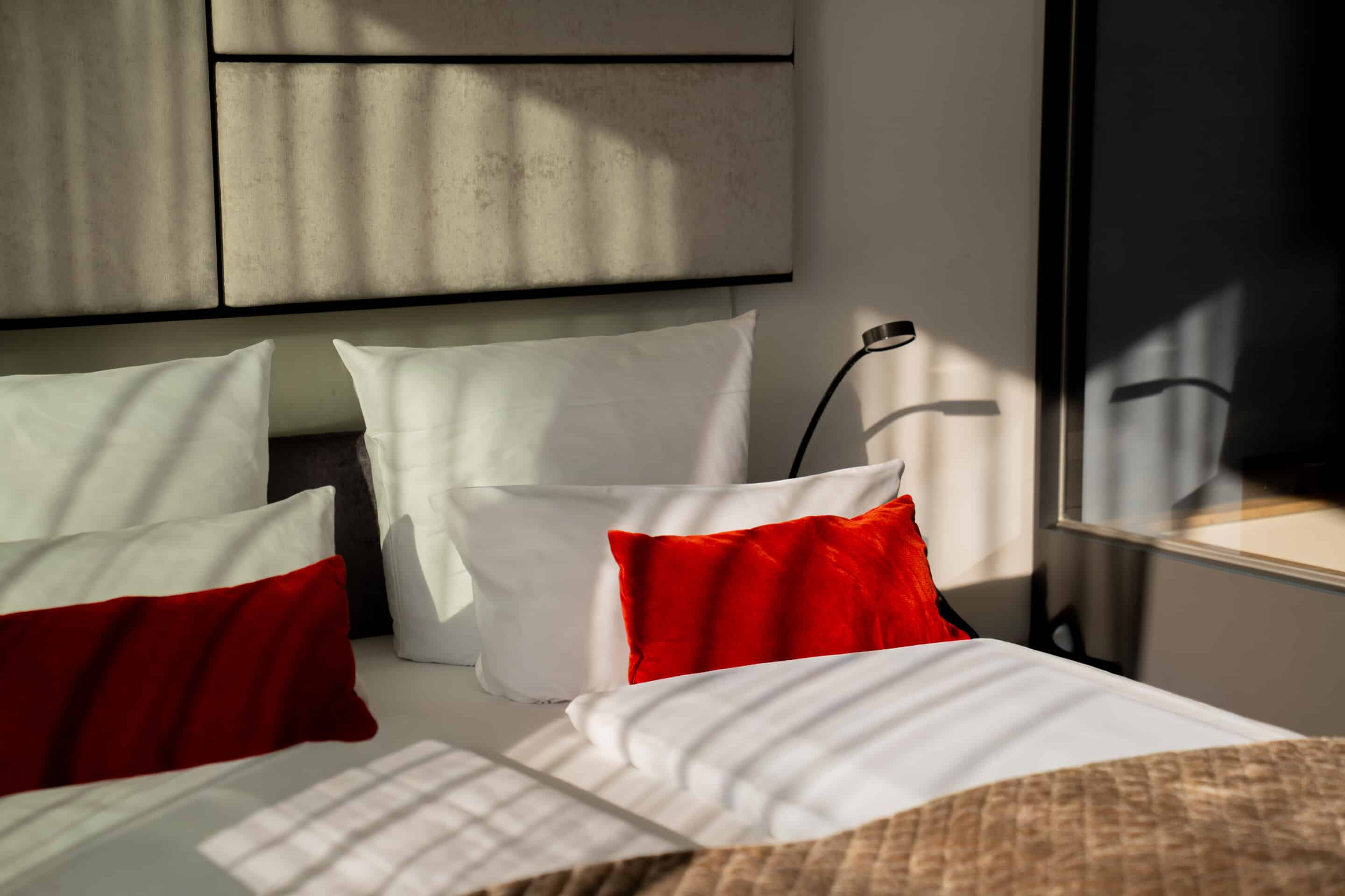 doppelbett sonniges hotelzimmer faehrhaus koblenz scaled