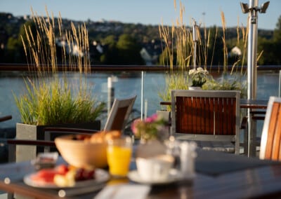fruehstueck terrasse moselblick faehrhaus koblenz