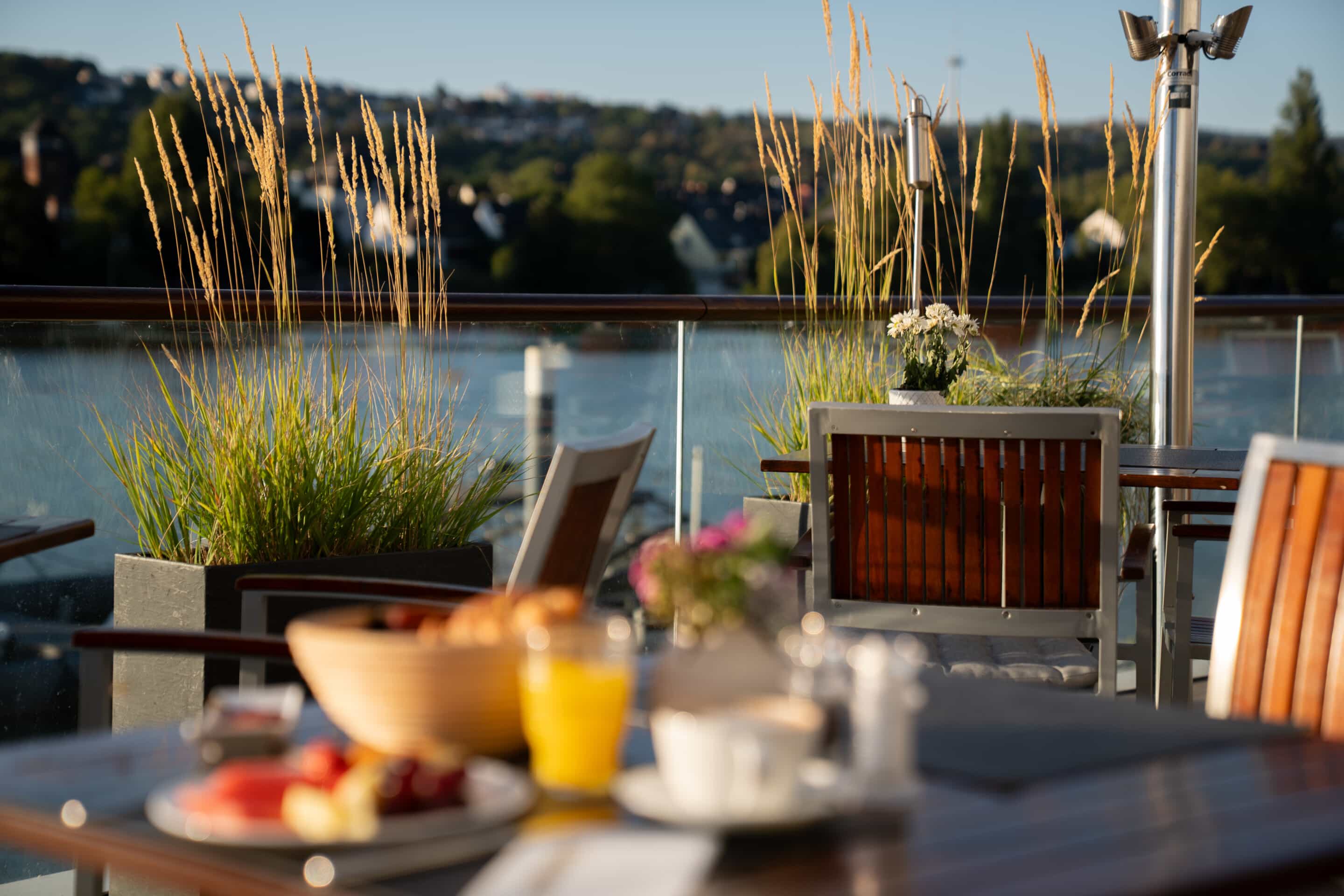 Frühstück auf der Terrasse mit Moselblick