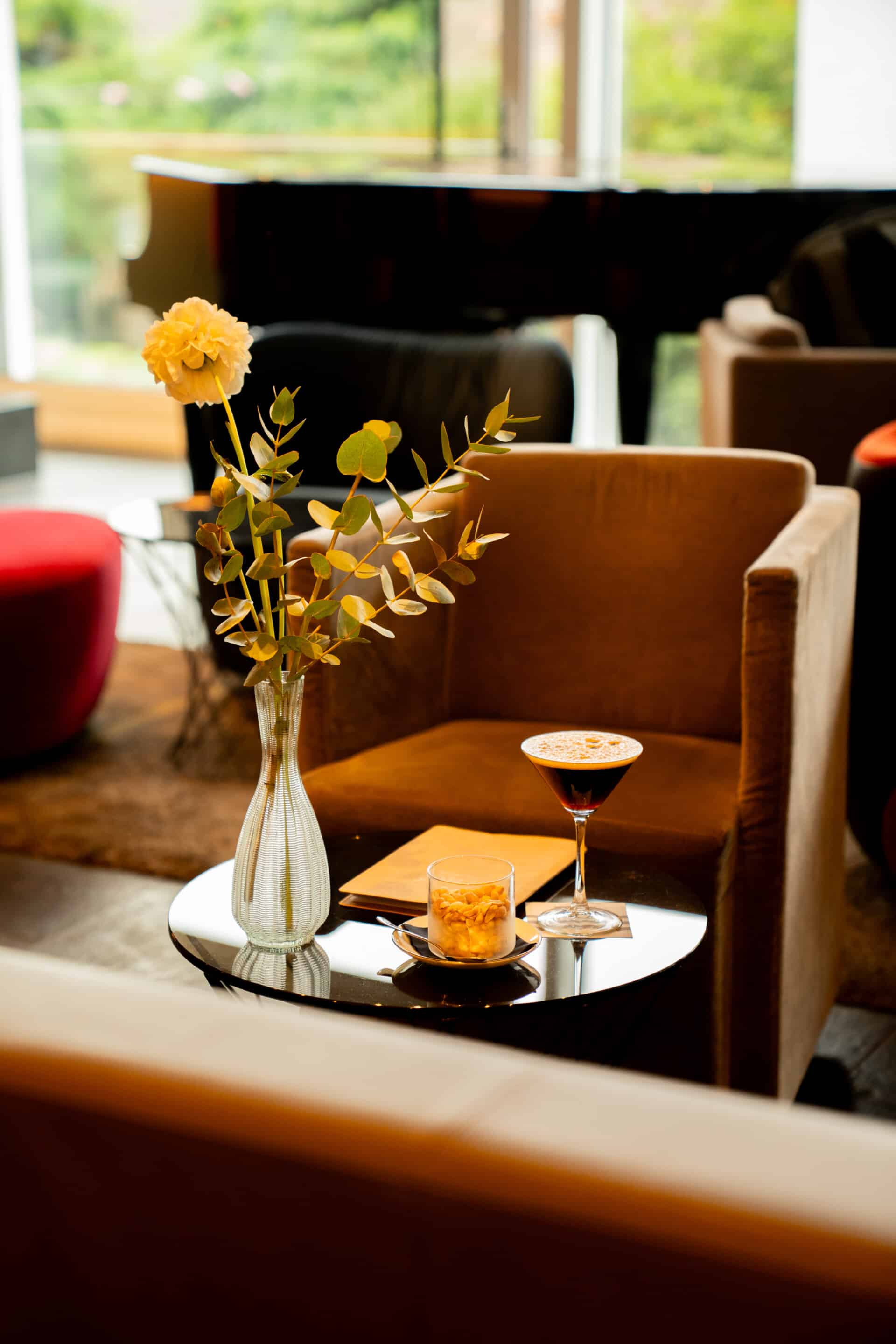 Lounge mit Flügel und Cocktail