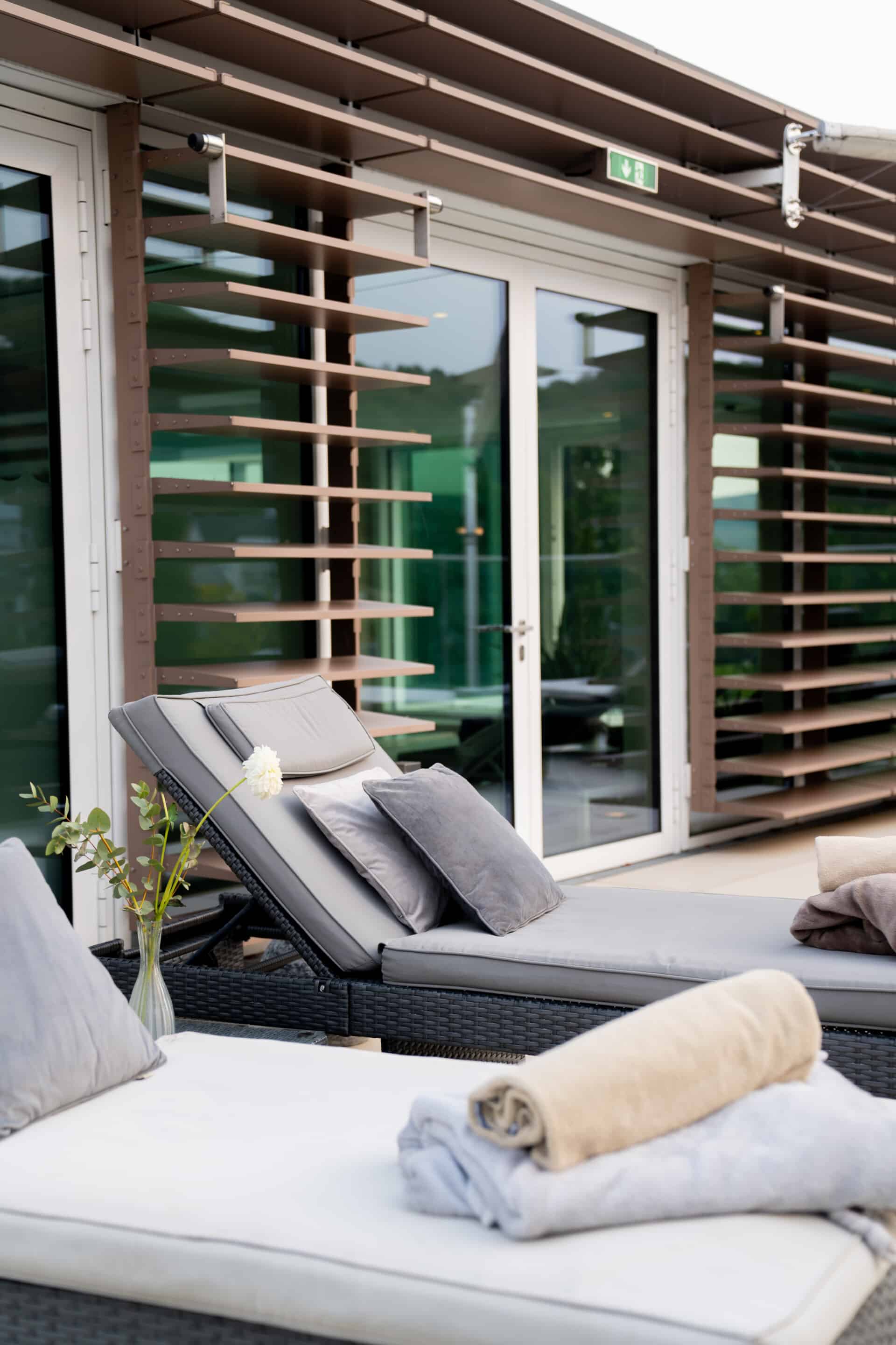 sonnenliegen spa terrasse faehrhaus koblenz scaled