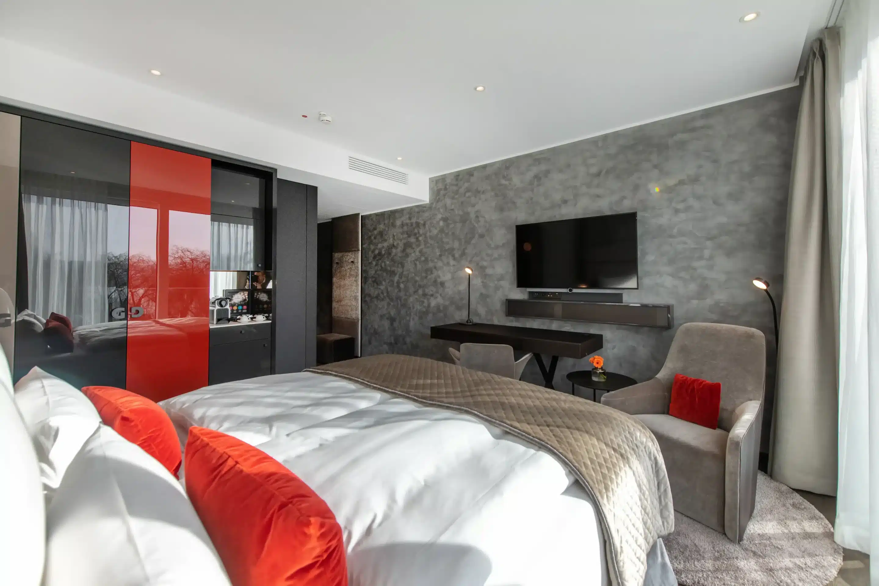 Bett in der Moselkoje mit Balkon im FÄHRHAUS Koblenz